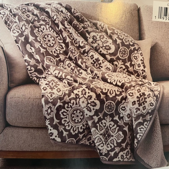 Member's Mark Oversized Plush & Soft Sherpa Throw Blanket, 60" x 70" - Picture 5 of 6